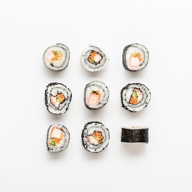 Foto arreglo de rollos de sushi maki