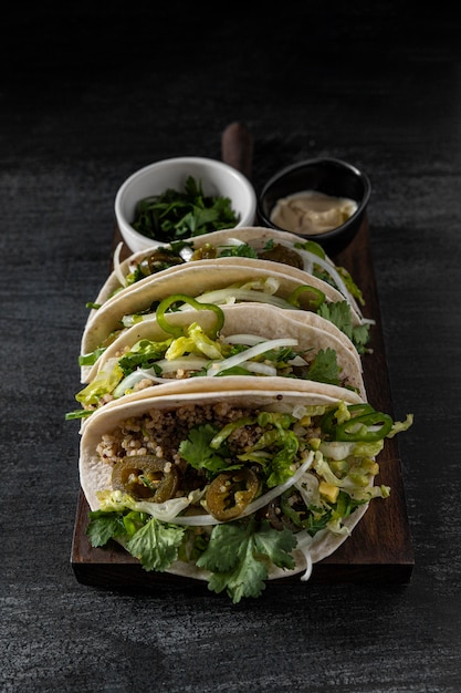 Foto arreglo de tacos vegetarianos de alto ángulo