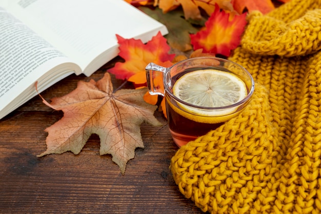 Foto arreglo de temporada de otoño de alto ángulo en mesa de madera