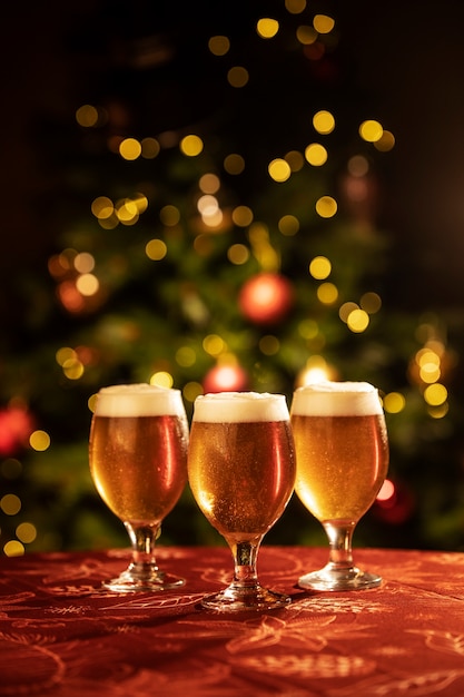 Foto arreglo de vasos de cerveza de navidad bodegón