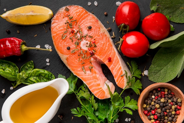 Foto arreglo de verduras y pescado salmón con aceite