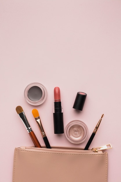 Foto arreglo de vista superior con productos de maquillaje con bolsa de belleza