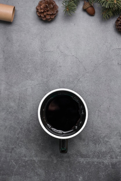 Foto arreglo de vista superior con taza de café y piñas