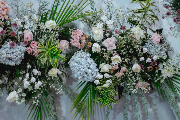 Arreglos florales patrón de flores y hojas diseño de lista espacio de