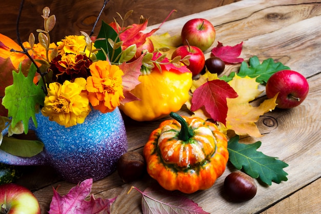 Arreglos de temporada de flores de otoño, manzanas y calabazas