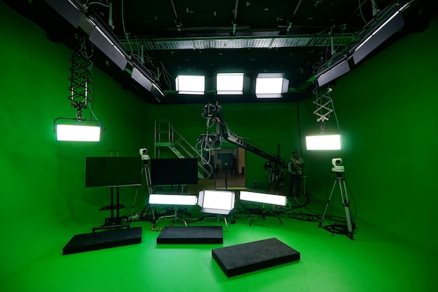 Foto arri leuchtet im greenscreen-studio für virtuelle produktion und vfx