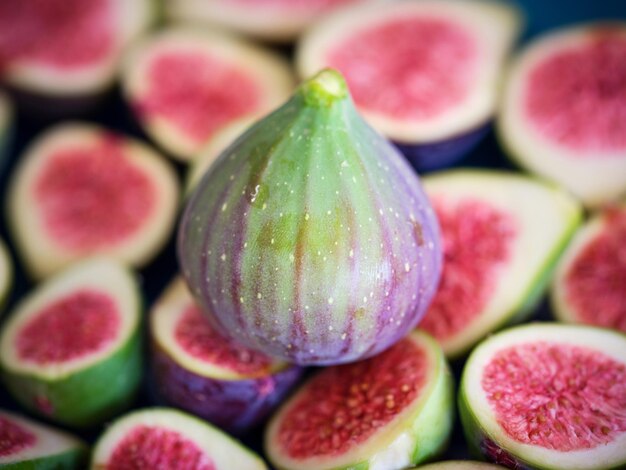 Desde arriba, primer plano de muchas frutas exóticas maduras sin pelar con corteza verde y morada