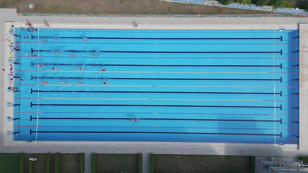 Desde arriba se puede ver un grupo de nadadores entrenando en una piscina deportiva Vista aérea