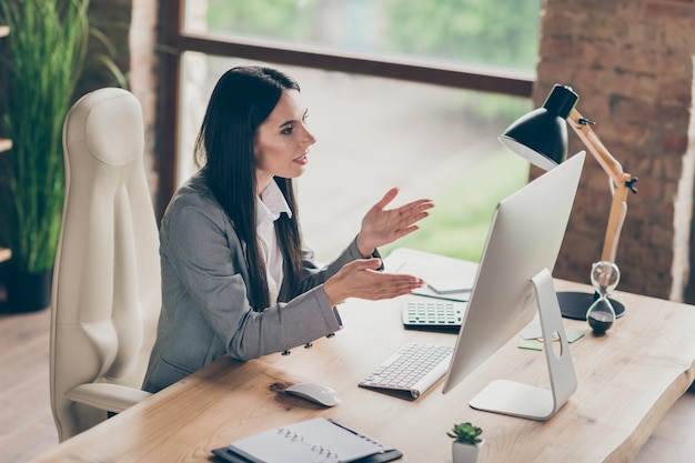 Arriba, vista de ángulo alto, perfil, foto lateral de la niña enfocada, ceo, comercializador, jefe, trabajo, computadora remota, pc, tiene, empresa de coaching en línea, crisis, salida, crisis, crecimiento, en, lugar de trabajo, estación de trabajo