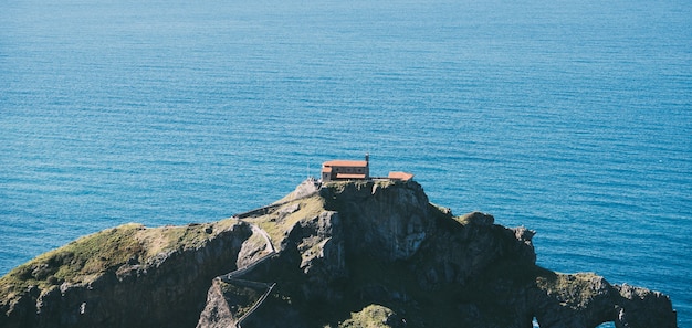 Desde arriba, una vista impresionante del camino rocoso que conduce a la isla de San Juan de Gaztelugatxe en el fondo