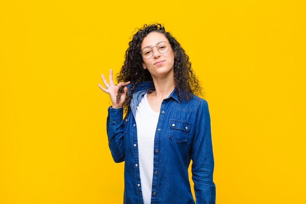 Foto arrogante, bem-sucedida, positiva e orgulhosa, apontando para si mesma