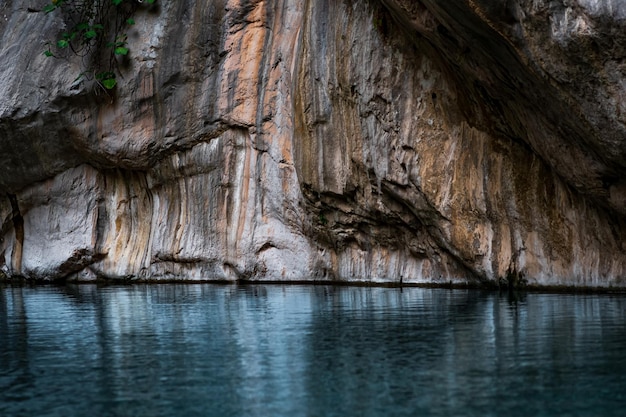 Arroyo azul limpio con bancos rocosos en el fondo de un cañón profundo