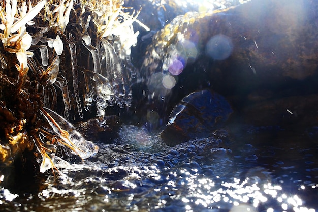 arroyo de fusión de primavera con hielo