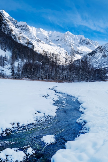 Arroyo en la montaña de los Alpes franceses en invierno