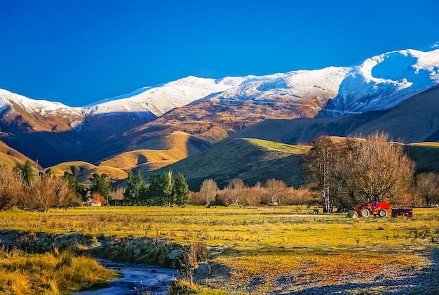 Arroyo y paisaje de montaña.