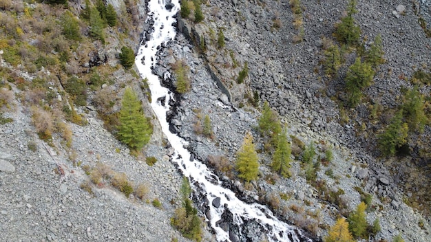 Arroyo que fluye de montaña y cascada en el bosque Vista aérea pintoresca del paisaje de drones Montañas de Altai Rusia
