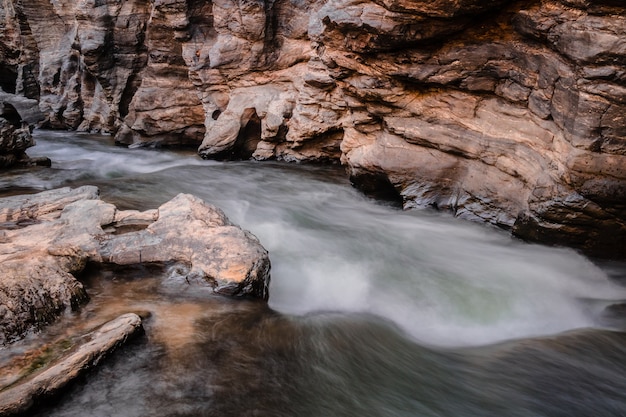 Arroyo que fluye sobre las rocas