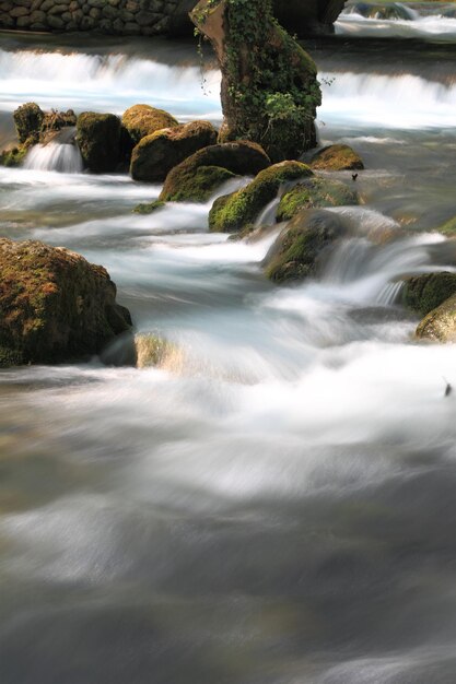 Arroyo que fluye sobre las rocas