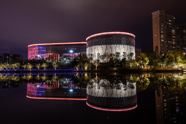 El arroyo refleja el Museo Putian de China en la noche