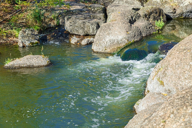 Un arroyo en el río con rocas y un cartel que dice 'río'