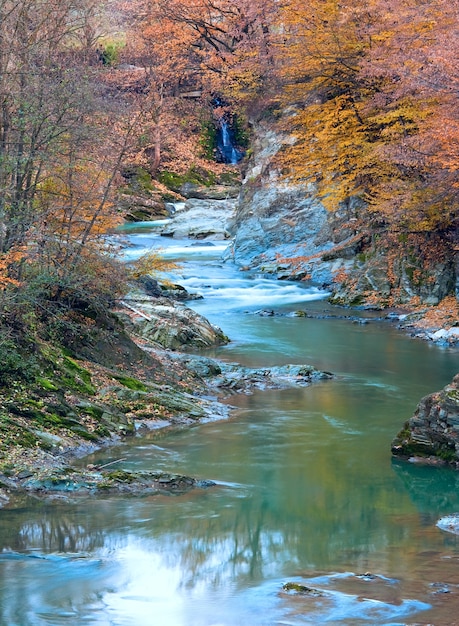 Arroyo rocoso, que atraviesa el bosque de montaña de otoño