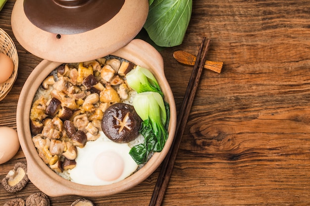 Arroz à cantonesa com frango e cogumelos