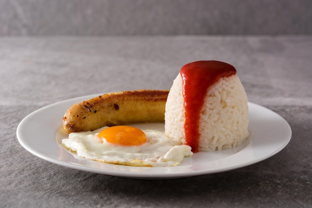 Arroz a la cubana arroz cubano típico com banana e ovo frito