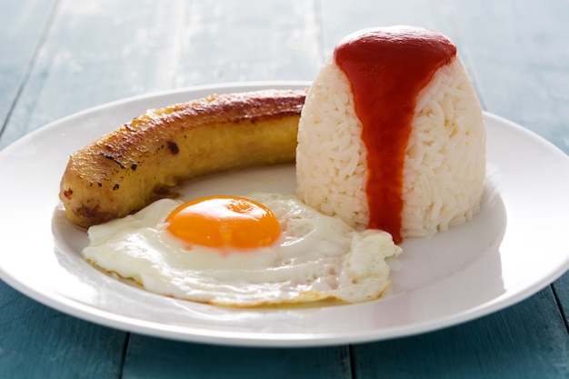 Arroz a la cubana Typisch kubanischer Reis mit gebratener Banane und Spiegelei
