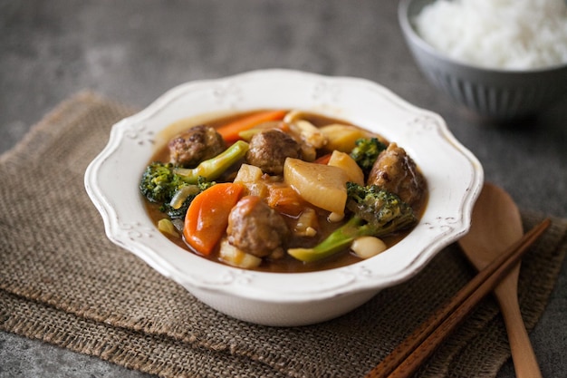 Arroz al curry con albóndigas de verduras