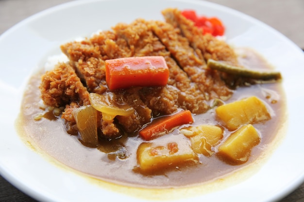 Arroz al curry con cerdo frito