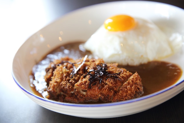 Arroz al curry con cerdo frito