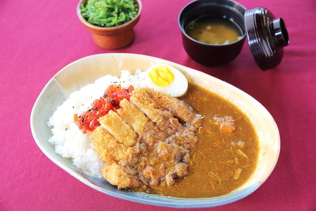 Arroz al curry con cerdo frito