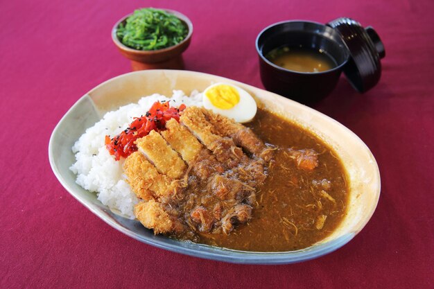 Arroz al curry con cerdo frito