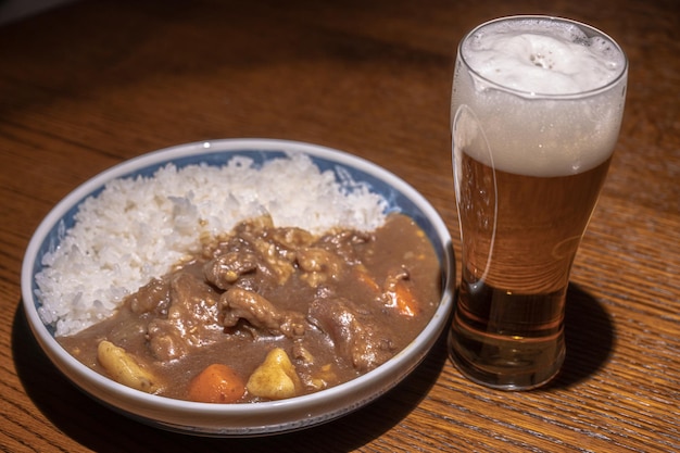 arroz al curry y cerveza