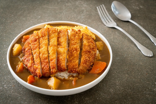 Arroz al curry con chuleta de cerdo frita tonkatsu y tortilla cremosa - estilo de comida japonesa