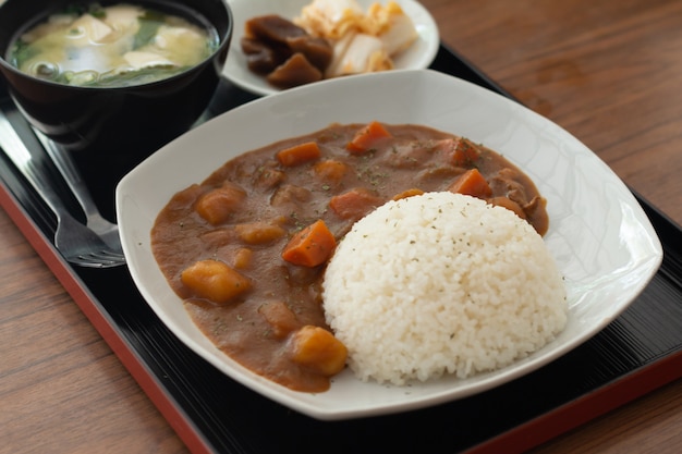 Arroz al curry, comida japonesa en mesa de madera