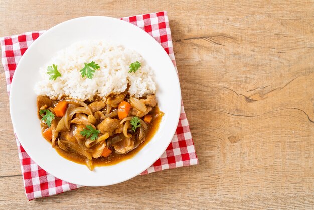 Arroz al curry japonés con rodajas de cerdo, zanahoria y cebolla - estilo asiático