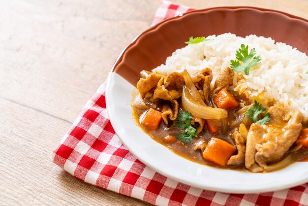 Arroz al curry japonés con rodajas de cerdo, zanahoria y cebolla - estilo asiático