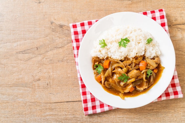 Arroz al curry japonés con rodajas de cerdo, zanahoria y cebolla