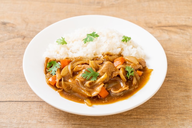 Arroz al curry japonés con rodajas de cerdo, zanahoria y cebolla