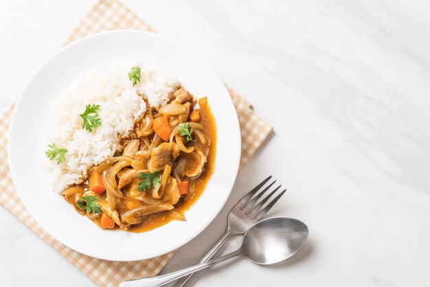 Arroz al curry japonés con rodajas de cerdo, zanahoria y cebolla