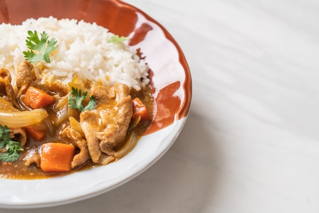 Arroz al curry japonés con rodajas de cerdo, zanahoria y cebolla