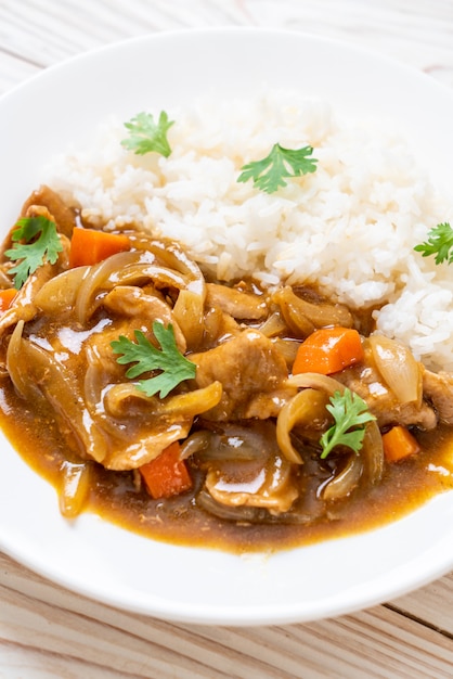 Arroz al curry japonés con rodajas de cerdo, zanahoria y cebolla