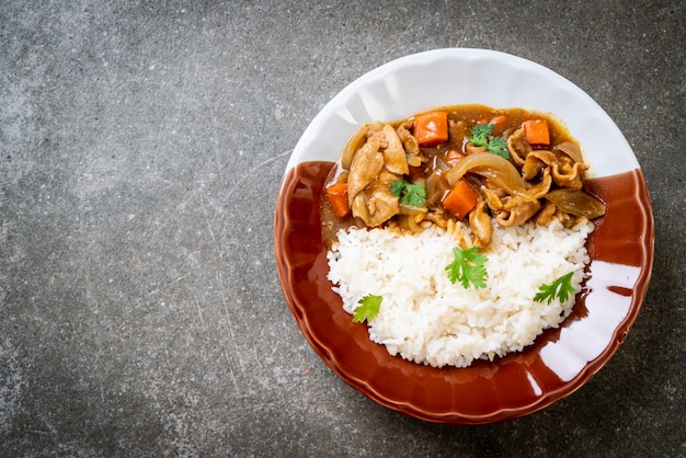 Arroz al curry japonés con rodajas de cerdo, zanahoria y cebolla