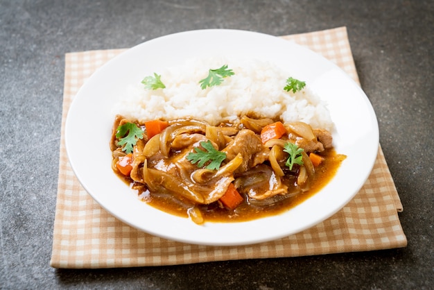 Arroz al curry japonés con rodajas de cerdo, zanahoria y cebolla