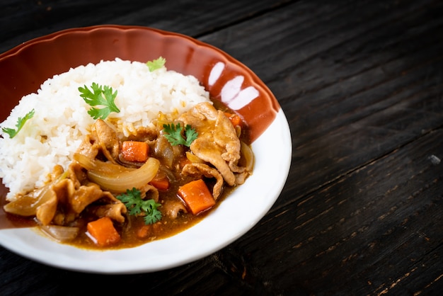 Arroz al curry japonés con rodajas de cerdo, zanahoria y cebolla