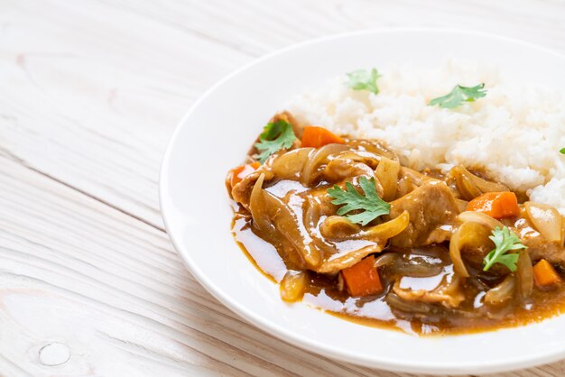 Arroz al curry japonés con rodajas de cerdo, zanahoria y cebolla