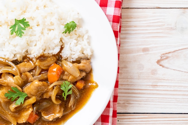 Arroz al curry japonés con rodajas de cerdo, zanahoria y cebolla