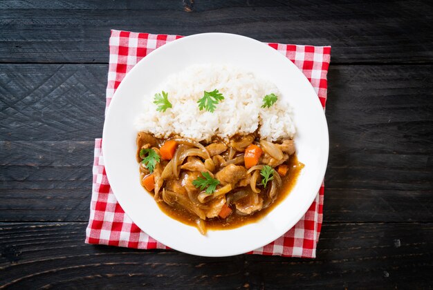 Arroz al curry japonés con rodajas de cerdo, zanahoria y cebolla