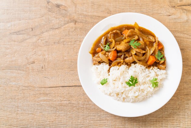 Arroz al curry japonés con rodajas de cerdo, zanahoria y cebolla